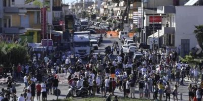 Notte di tensione a Mondragone: incendiato un f...