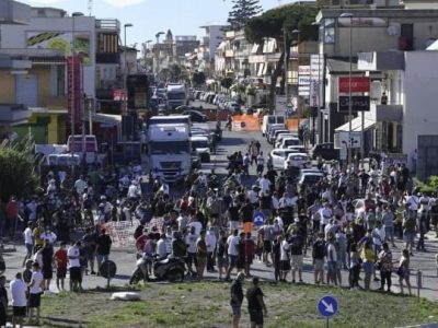 Notte di tensione a Mondragone: incendiato un furgone