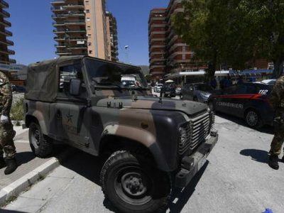 Esercito a Mondragone per controllare il focolaio Covid in un gruppo di bulgari