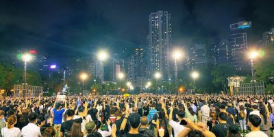 Hong Kong, nonostante i divieti migliaia di can...