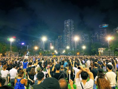 Hong Kong, nonostante i divieti migliaia di candele ricordano i fatti di piazza Tienanmen