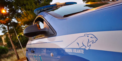 Sassi contro la volante impegnata nel controlla...