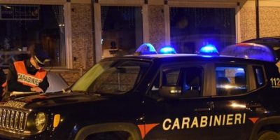 Bologna, caccia ai ladri che durante la fuga ha...