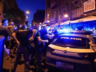 Agenti aggrediti a Napoli durante controlli, centro sociale difende gli autori del gesto