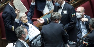 |VIDEO| Sgarbi espulso e portato via di peso da...