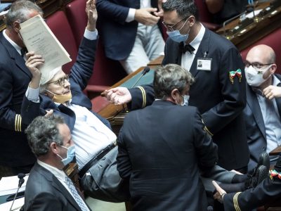 |VIDEO| Sgarbi espulso e portato via di peso dall’Aula