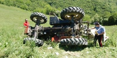 Trattore si ribalta nei campi, muore schiacciat...