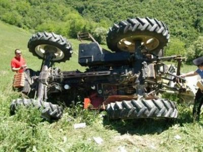 Trattore si ribalta nei campi, muore schiacciato il conducente