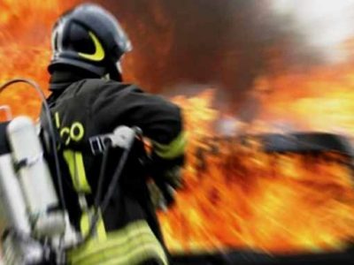 Appicca incendio alla propria casa e muore per asfisia, salvi moglie e figli