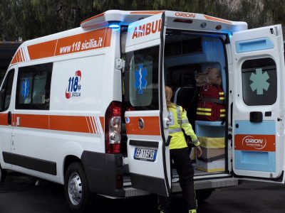 In tre su una bici elettrica vengono travolti da un furgone, tutti morti