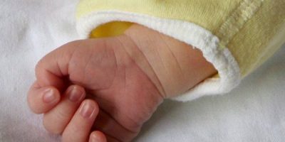 Neonato abbandonato in parrocchia, sta bene è s...