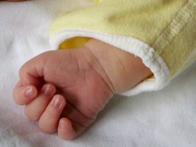 Neonato abbandonato in parrocchia, sta bene è stato affidato alla neonatologia