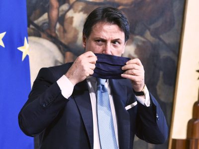 Conte: “Il virus è un treno che corre, rischia di travolgerci”