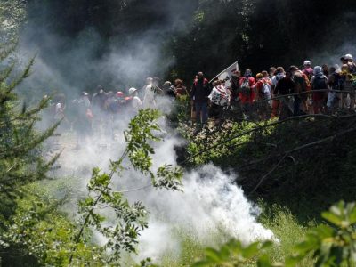 Chiodi a tre punte per fermare la polizia diretta a Chiomonte
