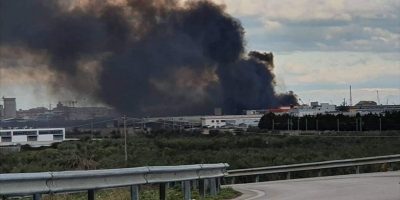 Incendio al centro rifiuti di Barletta, distrut...