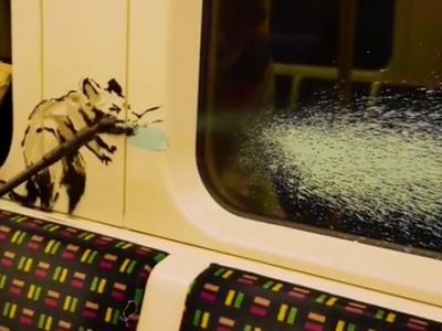 Banksy, la metro di Londra cancella l’ultima opera provocatoria dello street artist