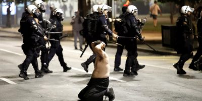 Belgrado dopo i violenti scontri il governo rit...