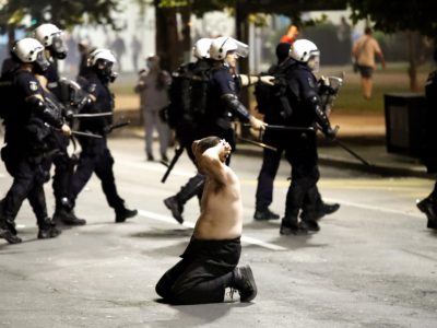 Belgrado, tensione dopo oltre quattro ore di scontri fra dimostranti e polizia