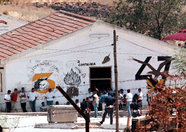 migranti caltanissetta fuggiti