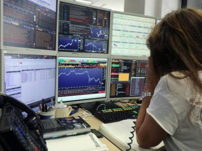 In crescita lo spread a 155 punti, mentre prosegue la corsa di Unicredit