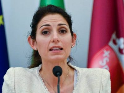 Raggi e Roma, una luna di miele terminata e Grillo butta benzina sul fuoco