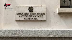 Realizzavano e trafficavano monete falsificate ...
