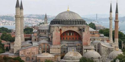 Icone cristiane coperte da tende e veli a Santa...
