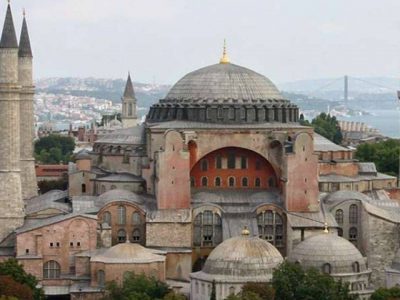 Icone cristiane coperte da tende e veli a Santa Sofia durante i riti islamici