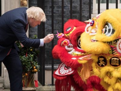Londra a muso duro contro Pechino per la repressione a Hong Kong e gli Uiguri