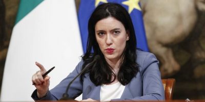 Azzolina respinge l’attacco dei sindacati...