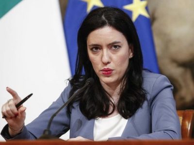 Azzolina respinge l’attacco dei sindacati: “La scuola riaprirà regolarmente il 14 set...