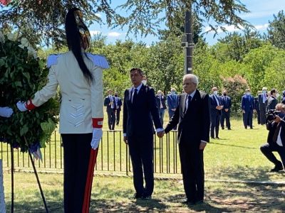 Gesto storico tra Italia e Slovenia: Mattarella e Pahor mano nella mano davanti alla foiba di Bra...