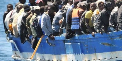Sbarcati al porto di Reggio gli 89 migranti a b...