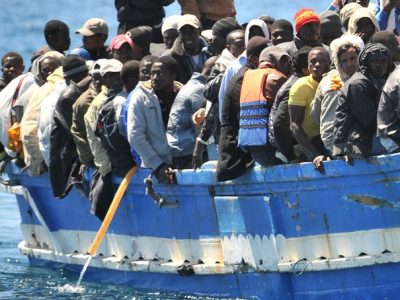 Sbarcati al porto di Reggio gli 89 migranti a bordo della nave Rise Above
