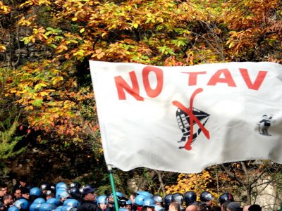 No Tav, tentativo di ripristinare le barricate e cariche della polizia