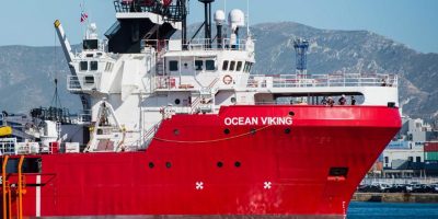 È nella rada di Porto Empedocle con 180 migrant...