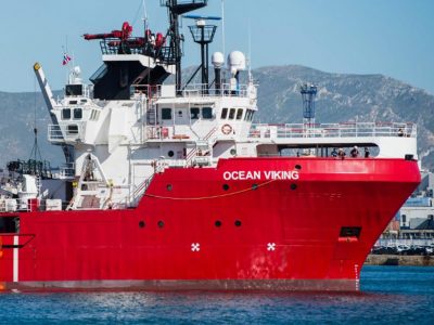 È nella rada di Porto Empedocle con 180 migranti a bordo l’Ocean Viking