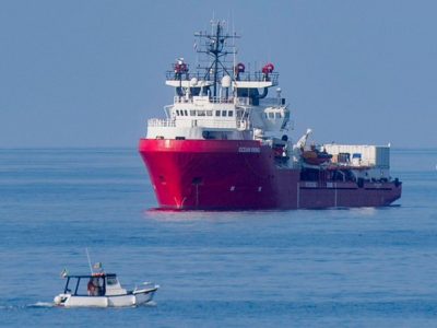 Ocean Vikings, tutti negativi al tampone i 180 migranti