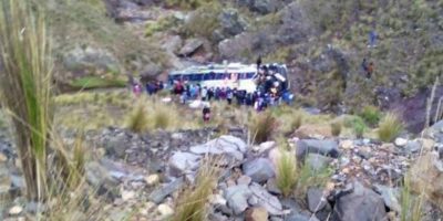 Perù, minibus precipita in una scarpata, sono 1...