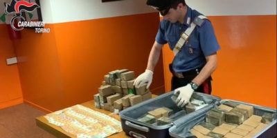 Torino, in taxi con 50 kg di hashish nascosti i...