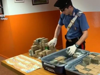 Torino, in taxi con 50 kg di hashish nascosti in un trolley: tre persone arrestate
