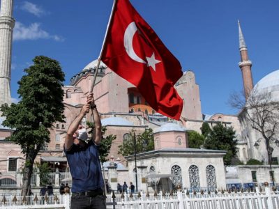 Turchia, il velo a Santa Sofia, il sultano Erdogan ha la sua moschea
