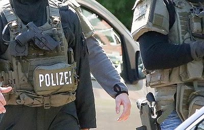 Si cerca il corpo di Maddie McCann in un giardino, al lavoro i cani della Bka