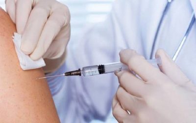 No Vax utilizza un braccio finto per evitare il vaccino e viene denunciato
