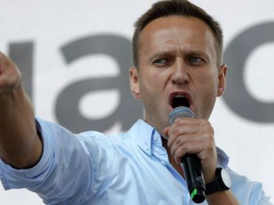 Navalny, i primi accertamenti rilevano “tracce di avvelenamento”