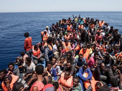 Proseguono serrati in Sicilia gli sbarchi di centinaia di migranti