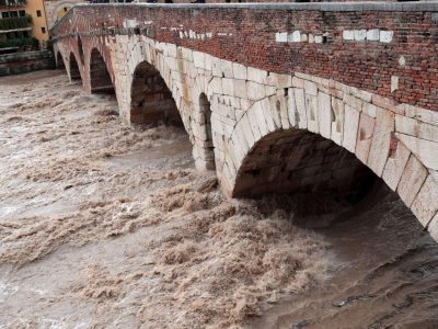 L’Adige continua a preoccupare Verona, installate paratie in zona Dogana