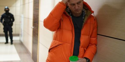 Navalny, trasportato in aeroporto in gran segreto