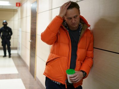 Navalny, trasportato in aeroporto in gran segreto