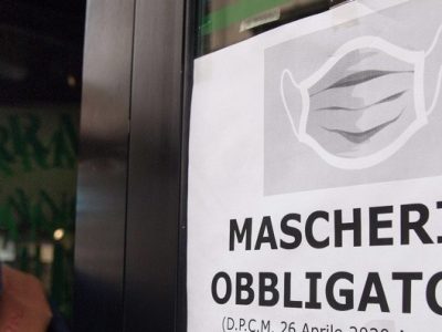 Fino al 10 settembre in Lombardia le mascherine restano d’obbligo al chiuso